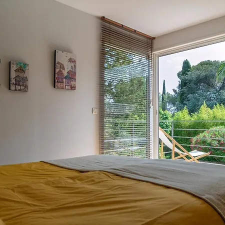 Holiday home With Lush Garden In